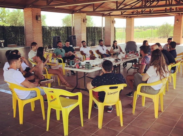 Disfrutando de los amigos duranle la comida